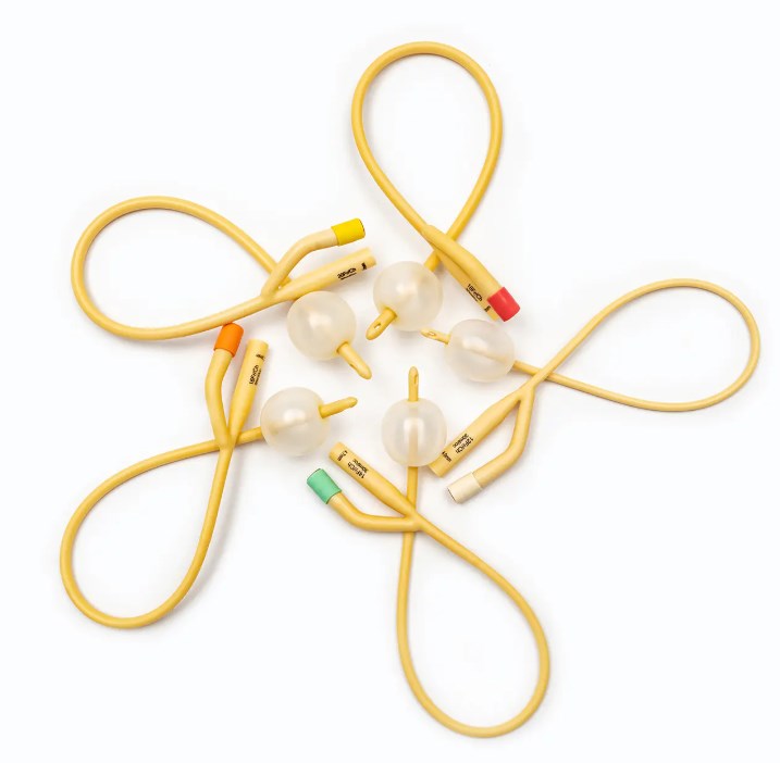 ¿Cómo afectan los materiales y la estructura de un catéter urinario a la experiencia real del usuario?