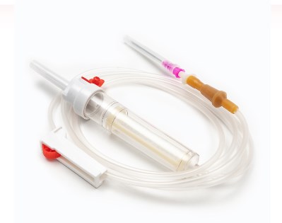 ¿Cómo afectan directamente los detalles de diseño de un equipo de transfusión de sangre a la calidad de la transfusión?